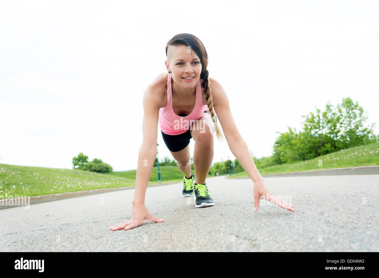 Sportivo da donna in corsa all'aperto nel parco Foto Stock