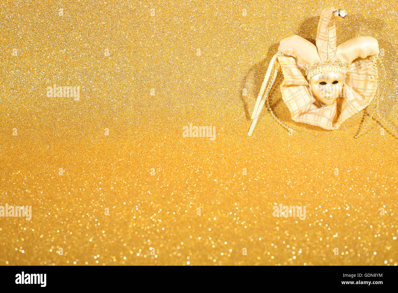 Bella ornato di carnevale maschera veneziana come decorazioni di Natale sul golden glitter sfondo Foto Stock