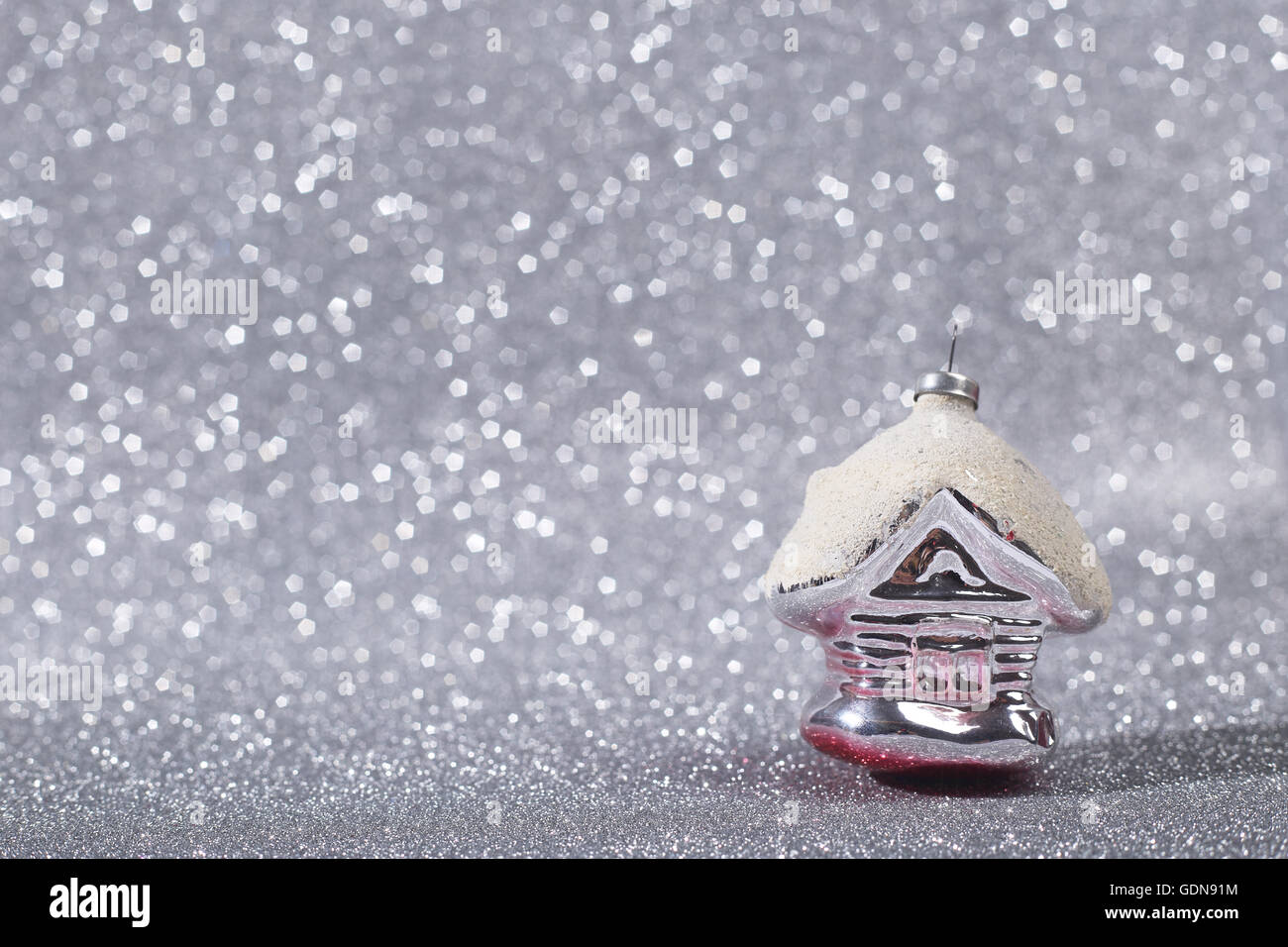 Decorazioni di Natale su shiny glitter con fondo argento con spazio di copia Foto Stock