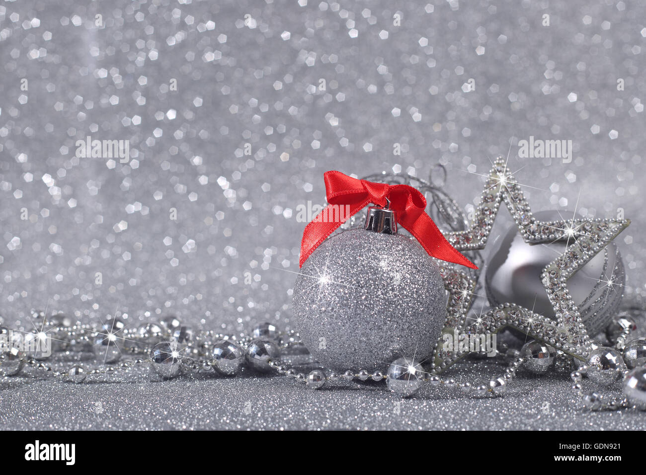 Decorazioni di Natale su shiny glitter con fondo argento con spazio di copia Foto Stock