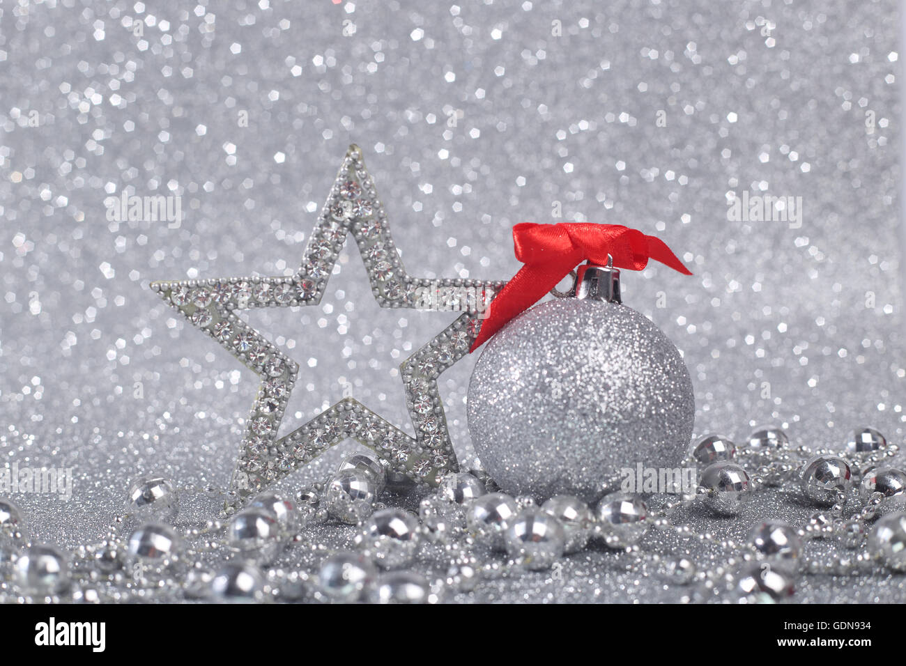 Decorazioni di Natale su shiny glitter con fondo argento con spazio di copia Foto Stock
