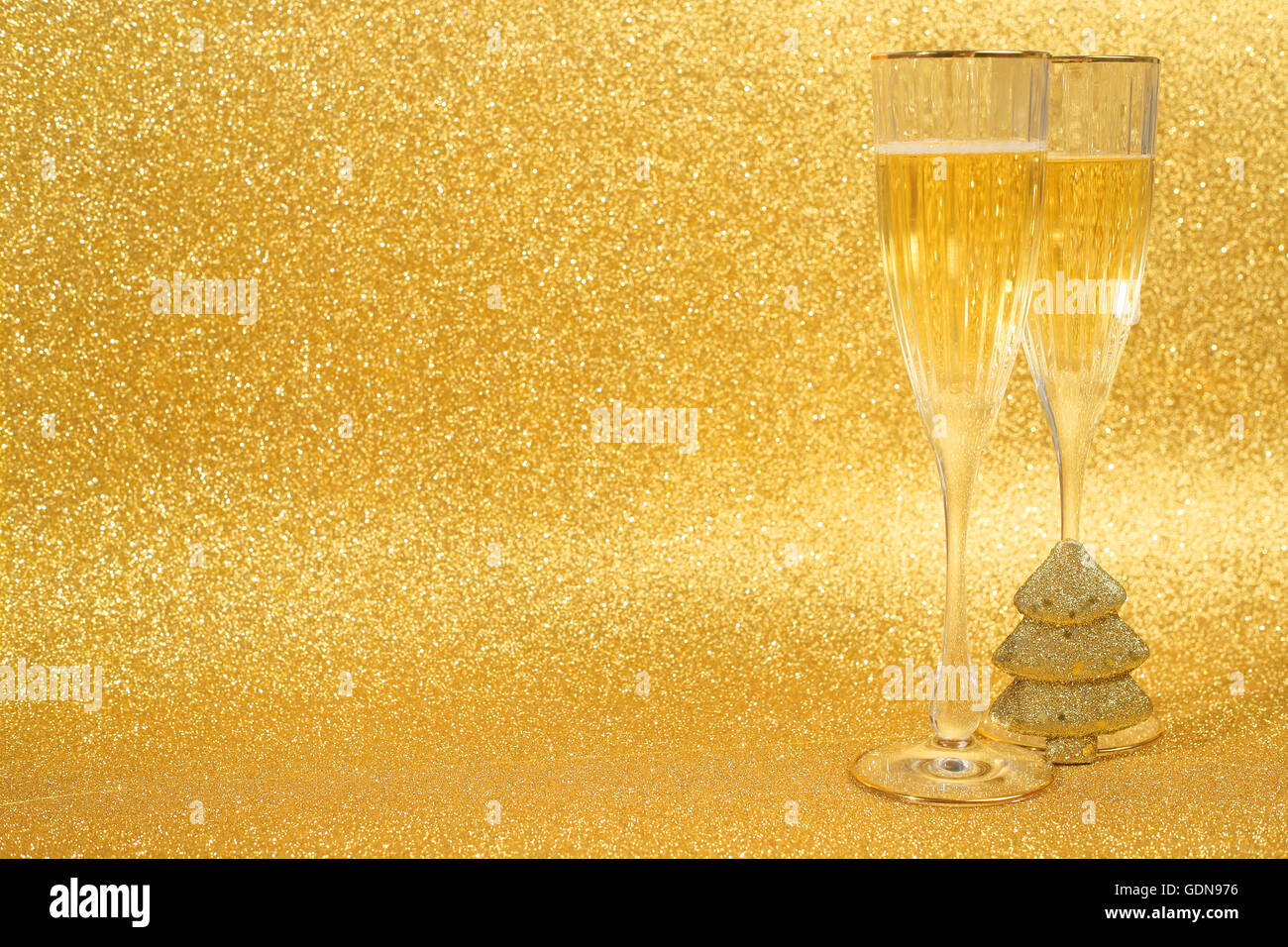Champagne e decorazioni di Natale sul golden glitter sfondo con spazio di copia Foto Stock
