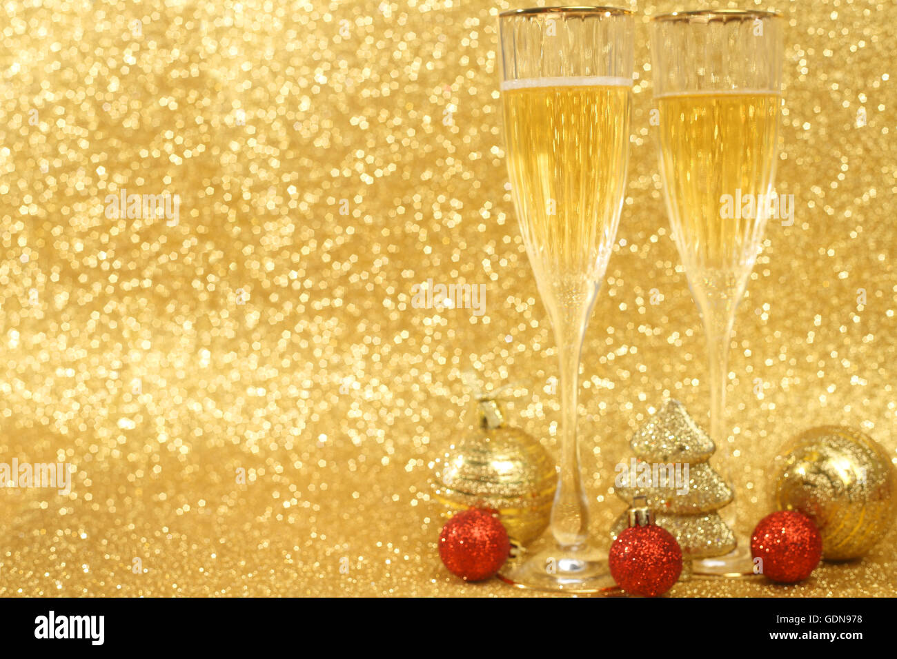 Champagne e decorazioni di Natale sul golden glitter sfondo con spazio di copia Foto Stock