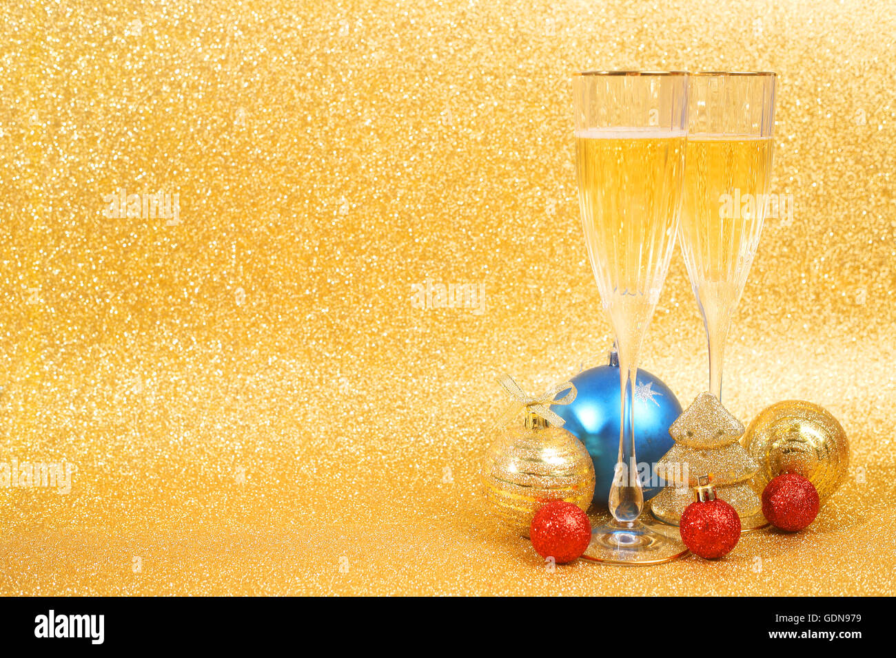 Champagne e decorazioni di Natale sul golden glitter sfondo con spazio di copia Foto Stock