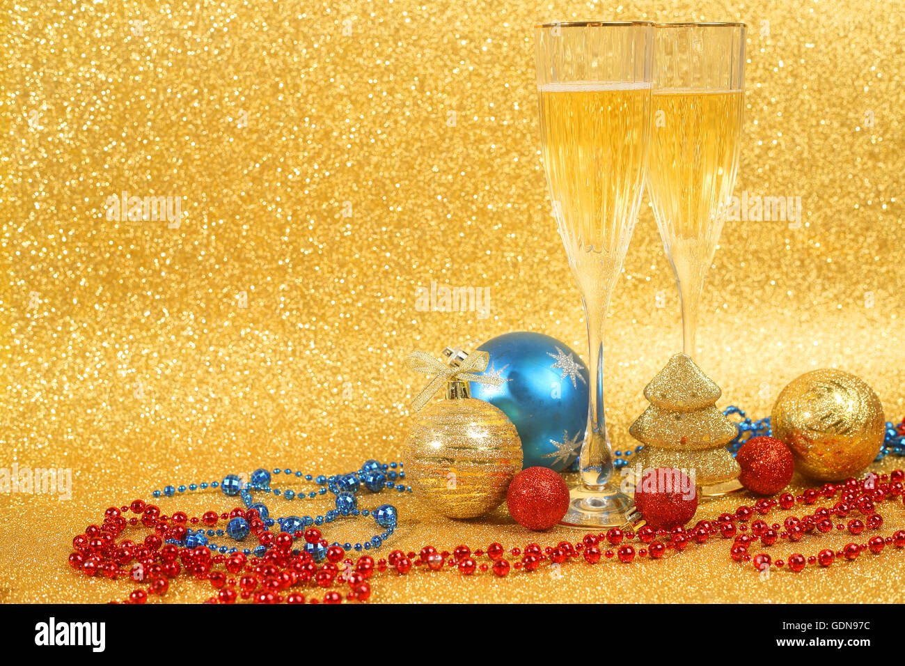 Champagne e decorazioni di Natale sul golden glitter sfondo con spazio di copia Foto Stock