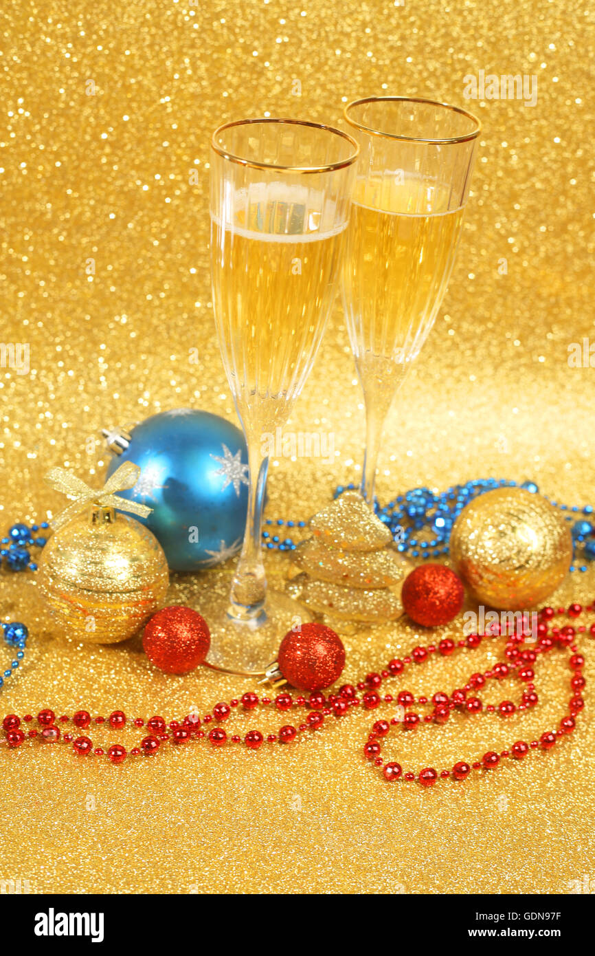Champagne e decorazioni di Natale sul golden glitter sfondo con spazio di copia Foto Stock