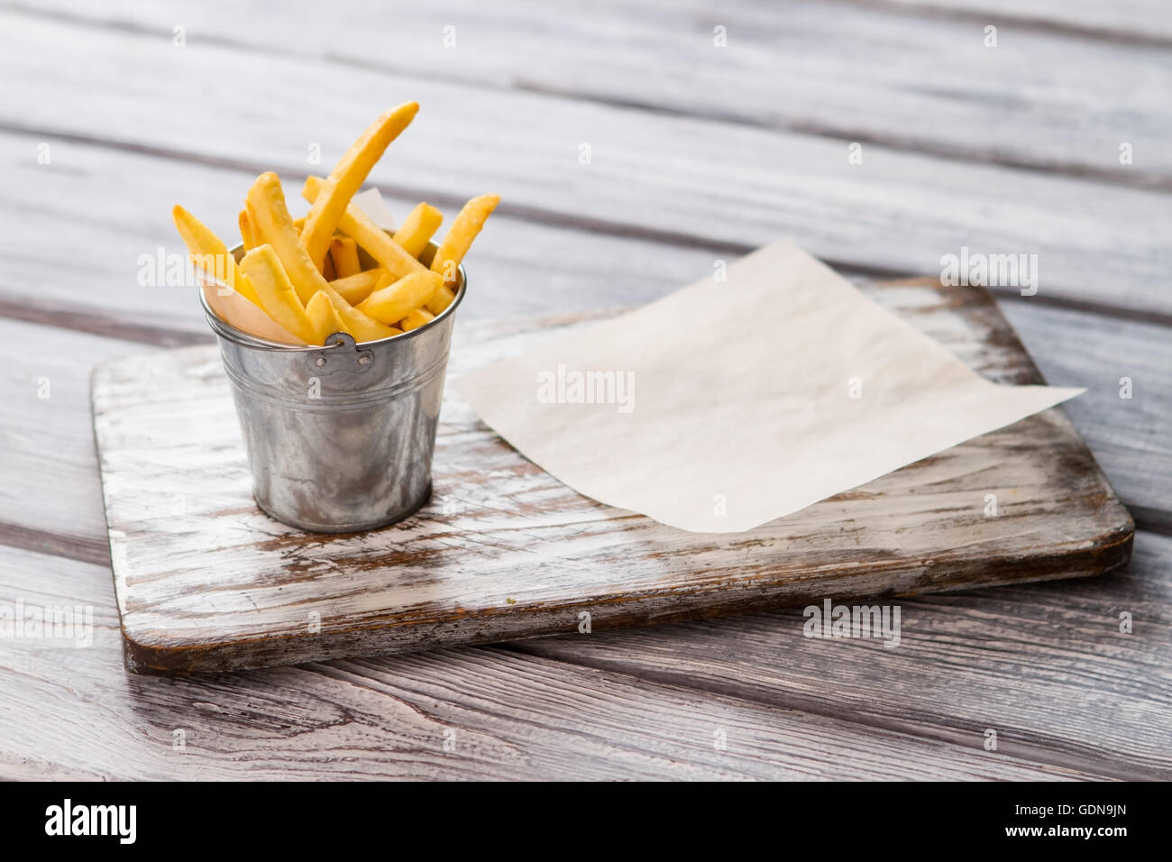 Benna di piccole dimensioni con patatine fritte. Foto Stock