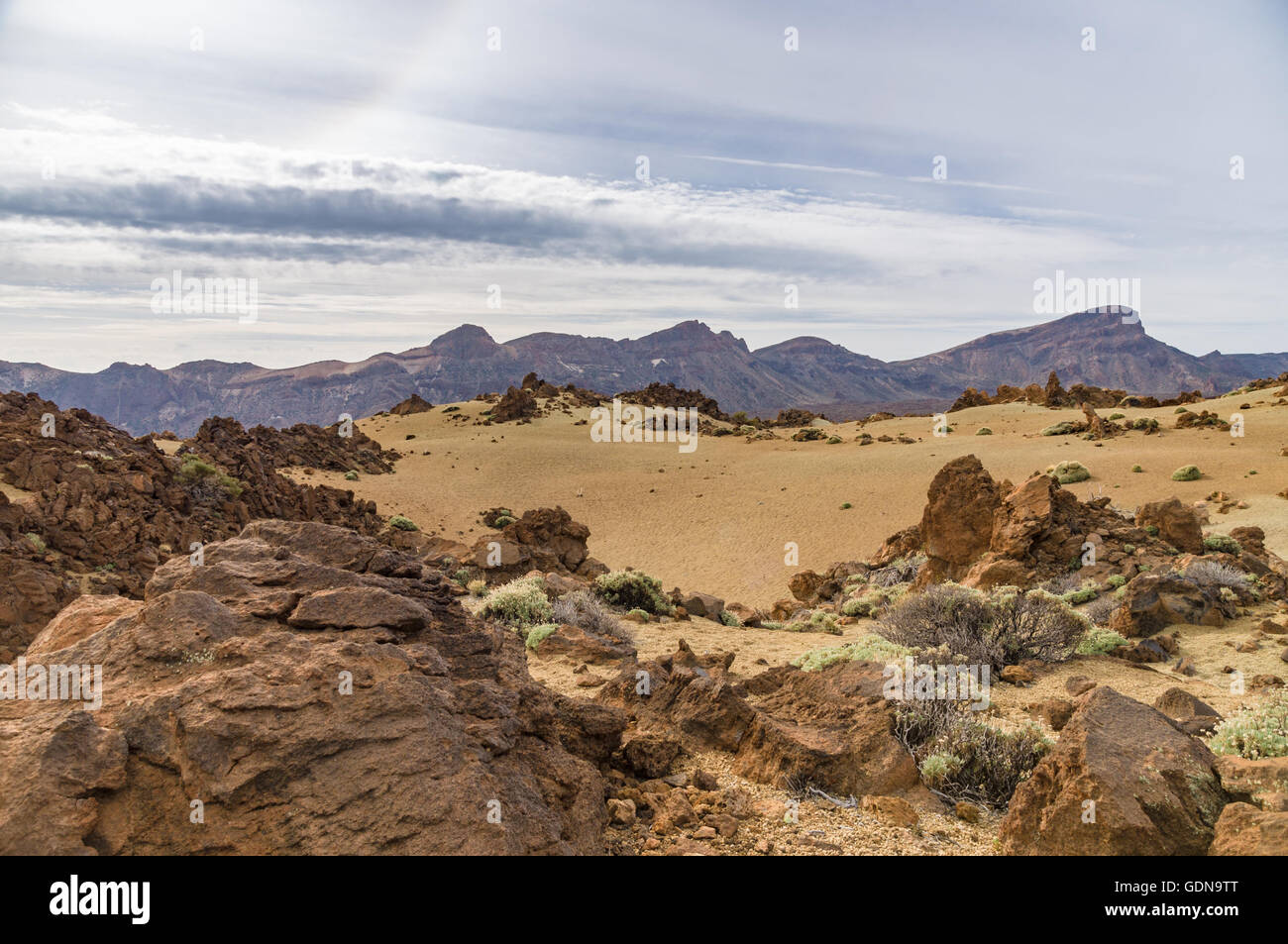 Igneo il paesaggio con le montagne sullo sfondo, Parco Nazionale di Teide Tenerife, Spagna Foto Stock