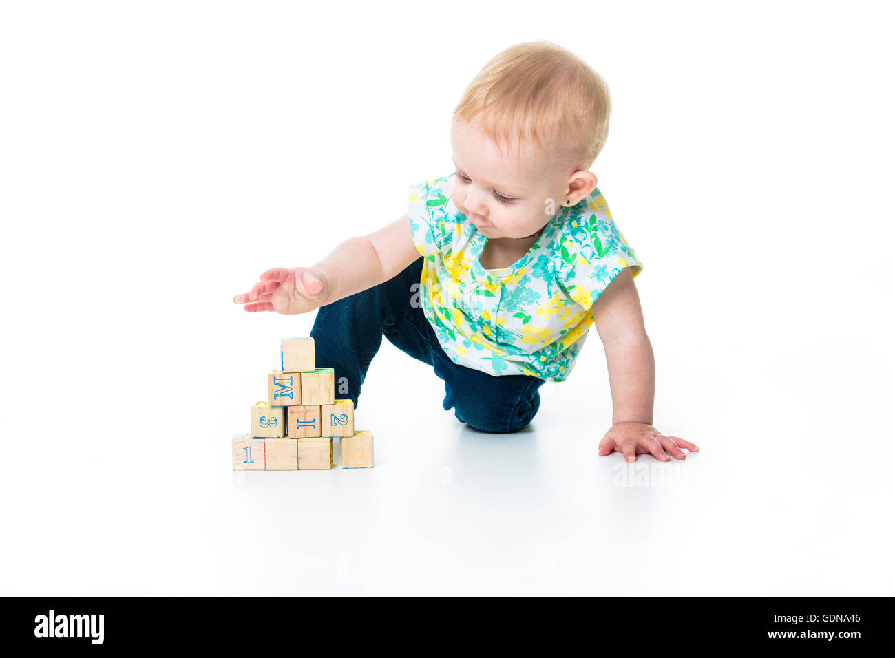 Capretto felice giocando toy blocchi isolati su sfondo bianco Foto Stock
