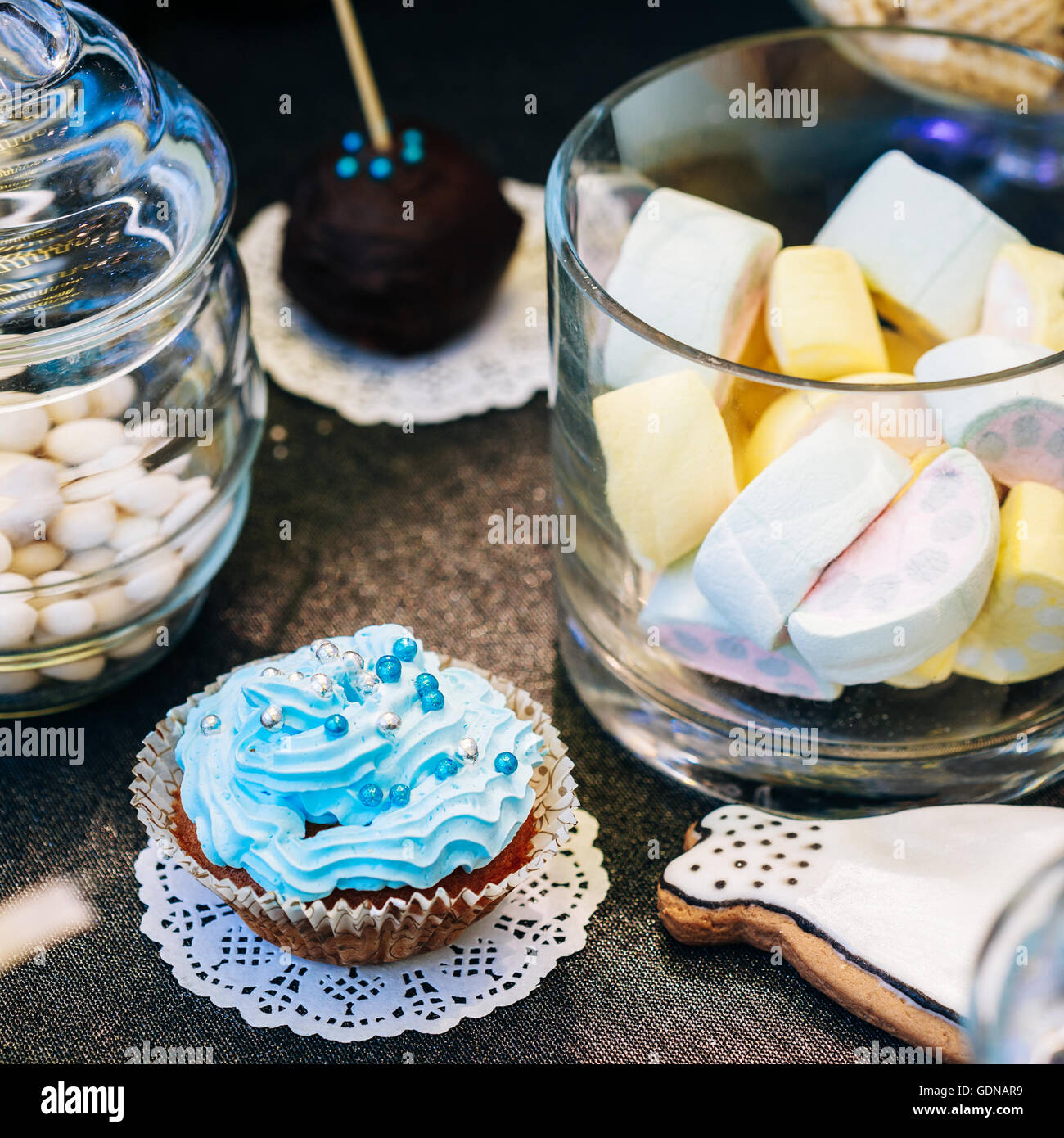 Dolce dessert gustoso tortine e marshmallow in candy bar sulla tabella. Delizioso buffet di dolci. Foto Stock