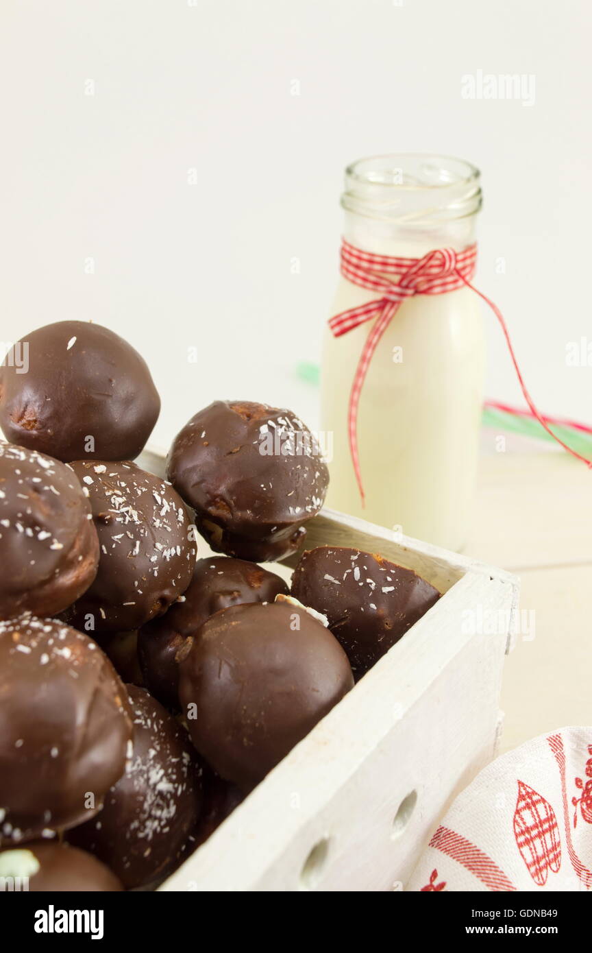 Mazzetto di torta al cioccolato pop in una scatola di legno Foto Stock