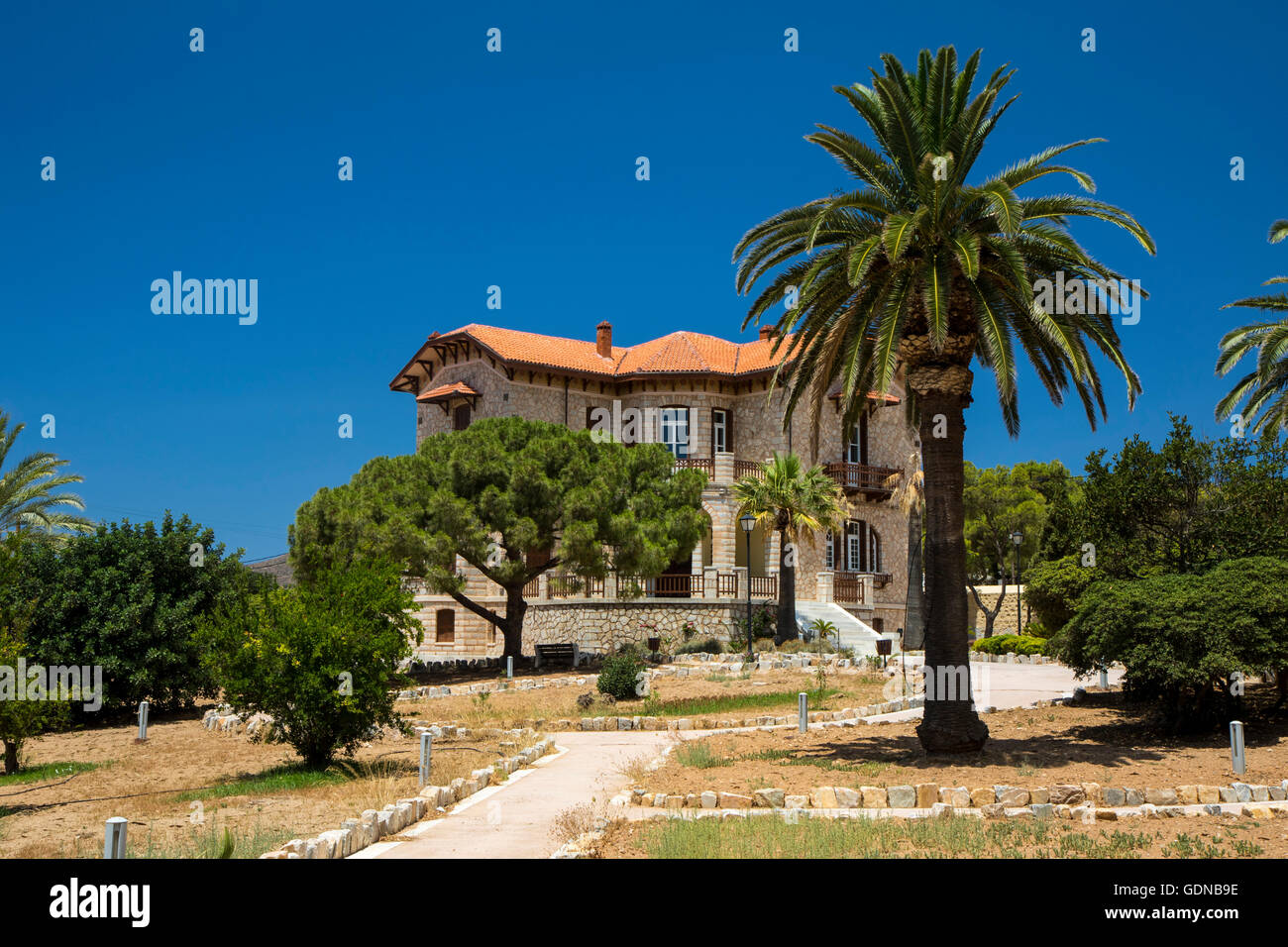 Casa Municipale vicino Ekklisia Agios Ioannis Chiesa Poseidonia Syros Grecia Foto Stock