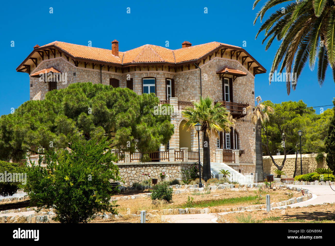 Casa Municipale vicino Ekklisia Agios Ioannis Chiesa Poseidonia Syros Grecia Foto Stock