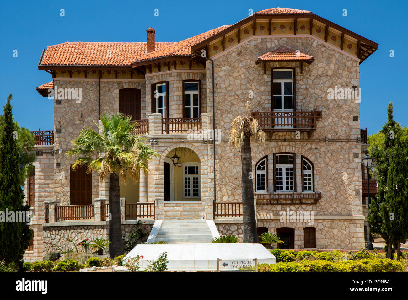 Casa Municipale vicino Ekklisia Agios Ioannis Chiesa Poseidonia Syros Grecia Foto Stock