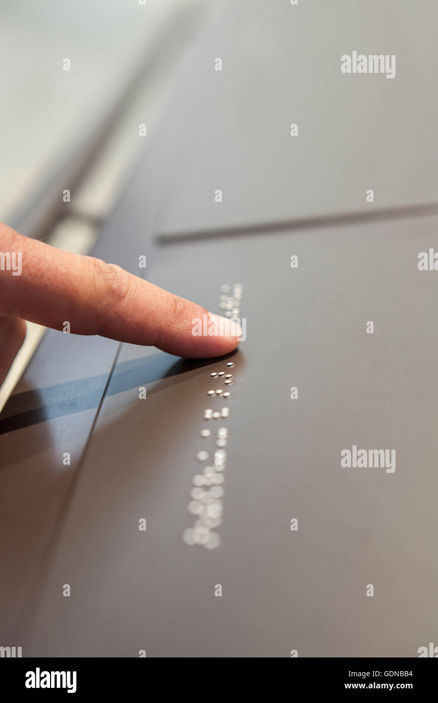 Didascalia di testo in lingua braille al museo. Messa a fuoco selettiva Foto Stock