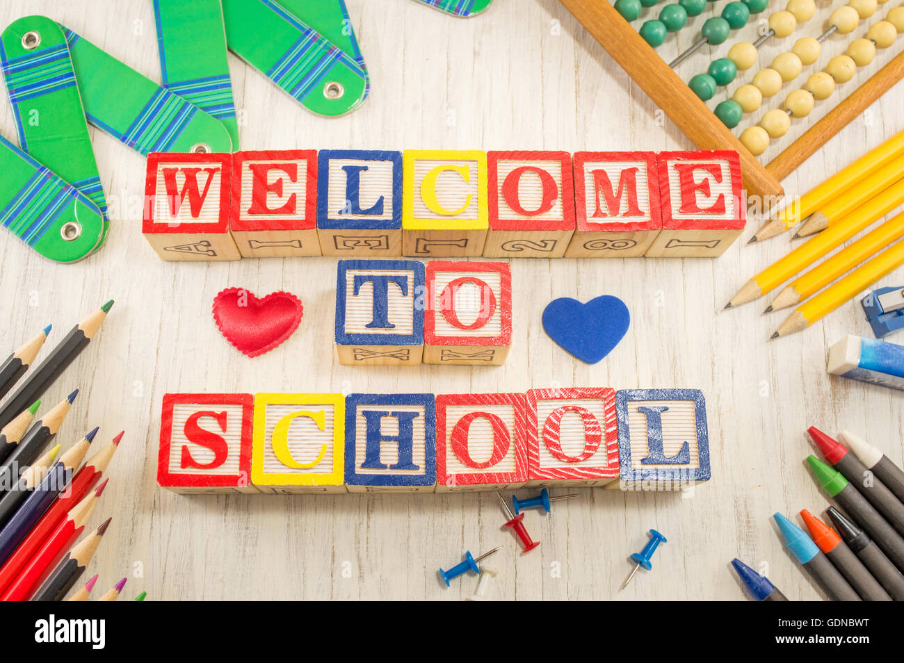 Benvenuti a scuola scritto con armadio in legno lettere Foto Stock
