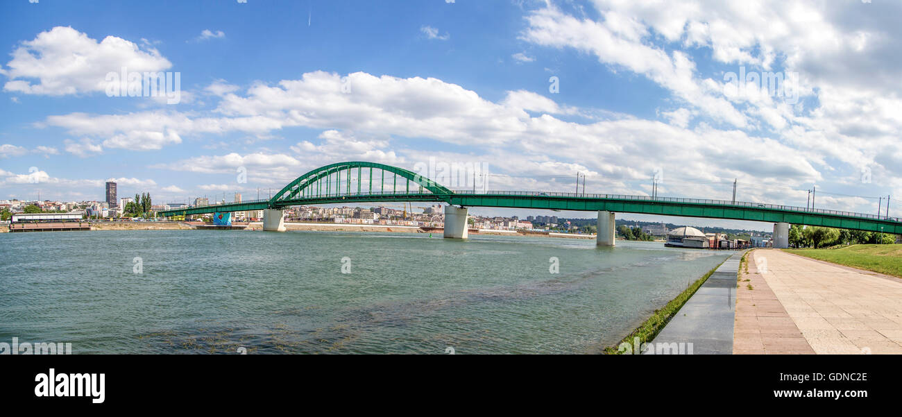 Treno vecchio ponte sul fiume Sava a Belgrado in Serbia Foto Stock