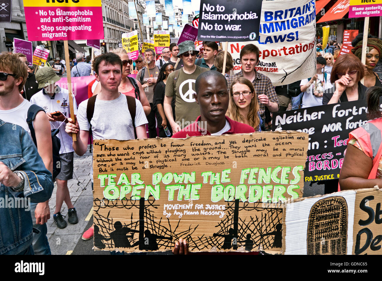 Rally di protesta e marzo attraverso il centro di Londra contro il razzismo e la Tory misure di austerità Foto Stock