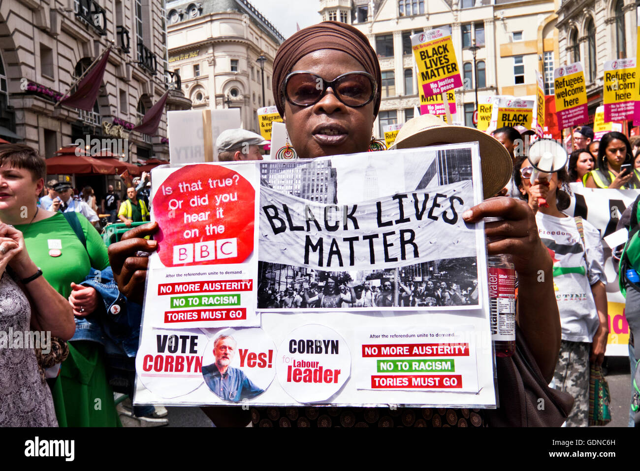 Rally di protesta e marzo attraverso il centro di Londra contro il razzismo e la Tory misure di austerità Foto Stock