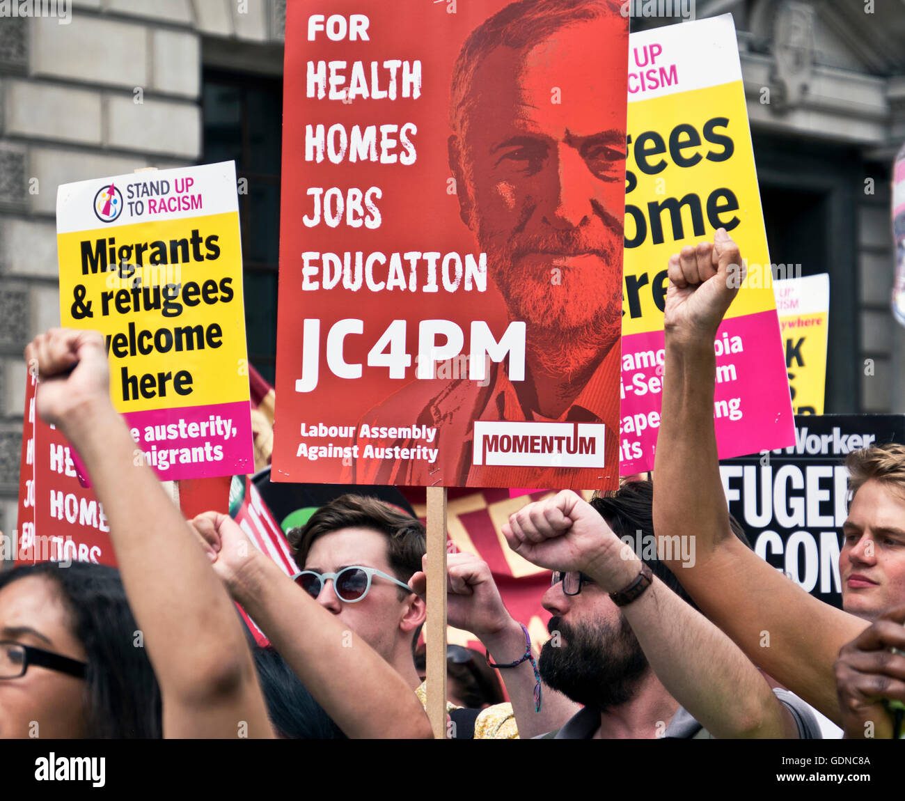Rally di protesta e marzo attraverso il centro di Londra contro il razzismo e la Tory misure di austerità Foto Stock