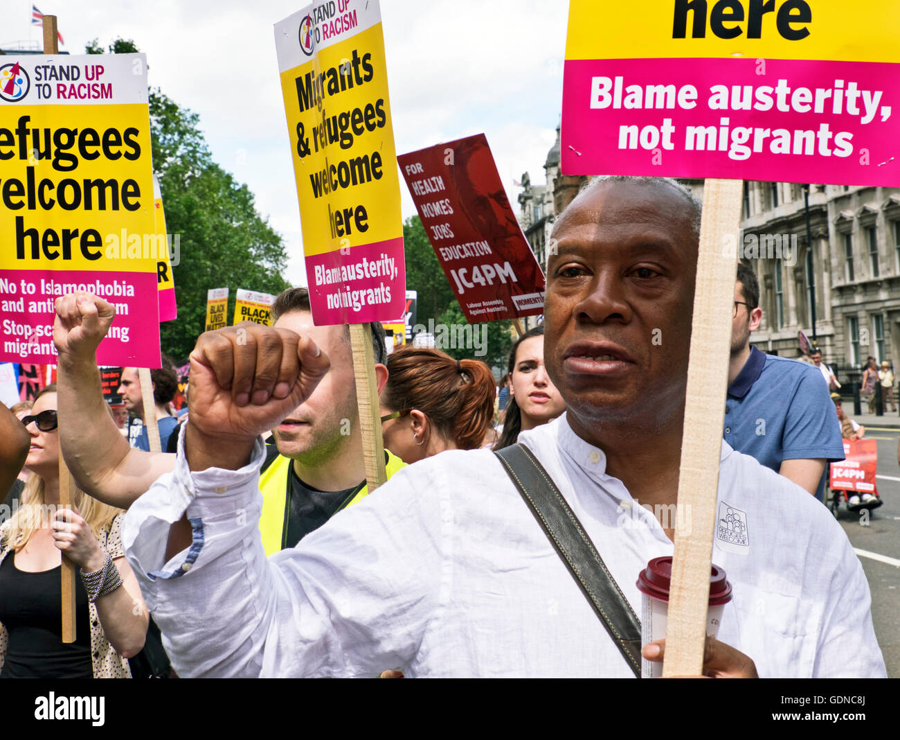 Rally di protesta e marzo attraverso il centro di Londra contro il razzismo e la Tory misure di austerità Foto Stock