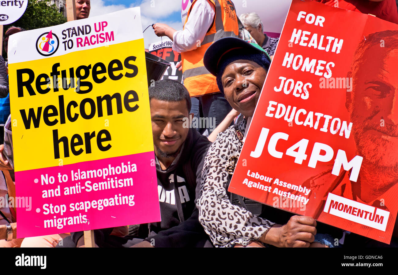 Rally di protesta e marzo attraverso il centro di Londra contro il razzismo e la Tory misure di austerità Foto Stock