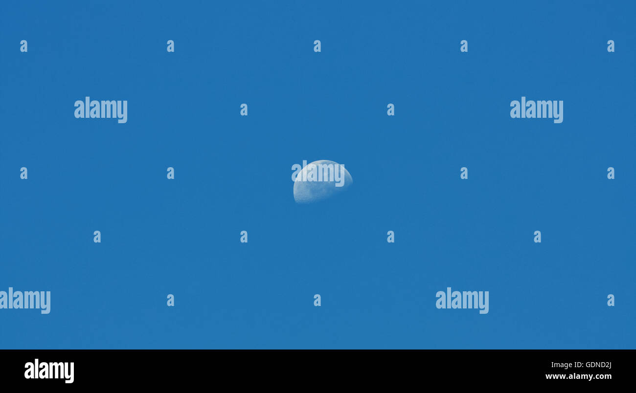 Luna con la luce naturale. Foto Stock