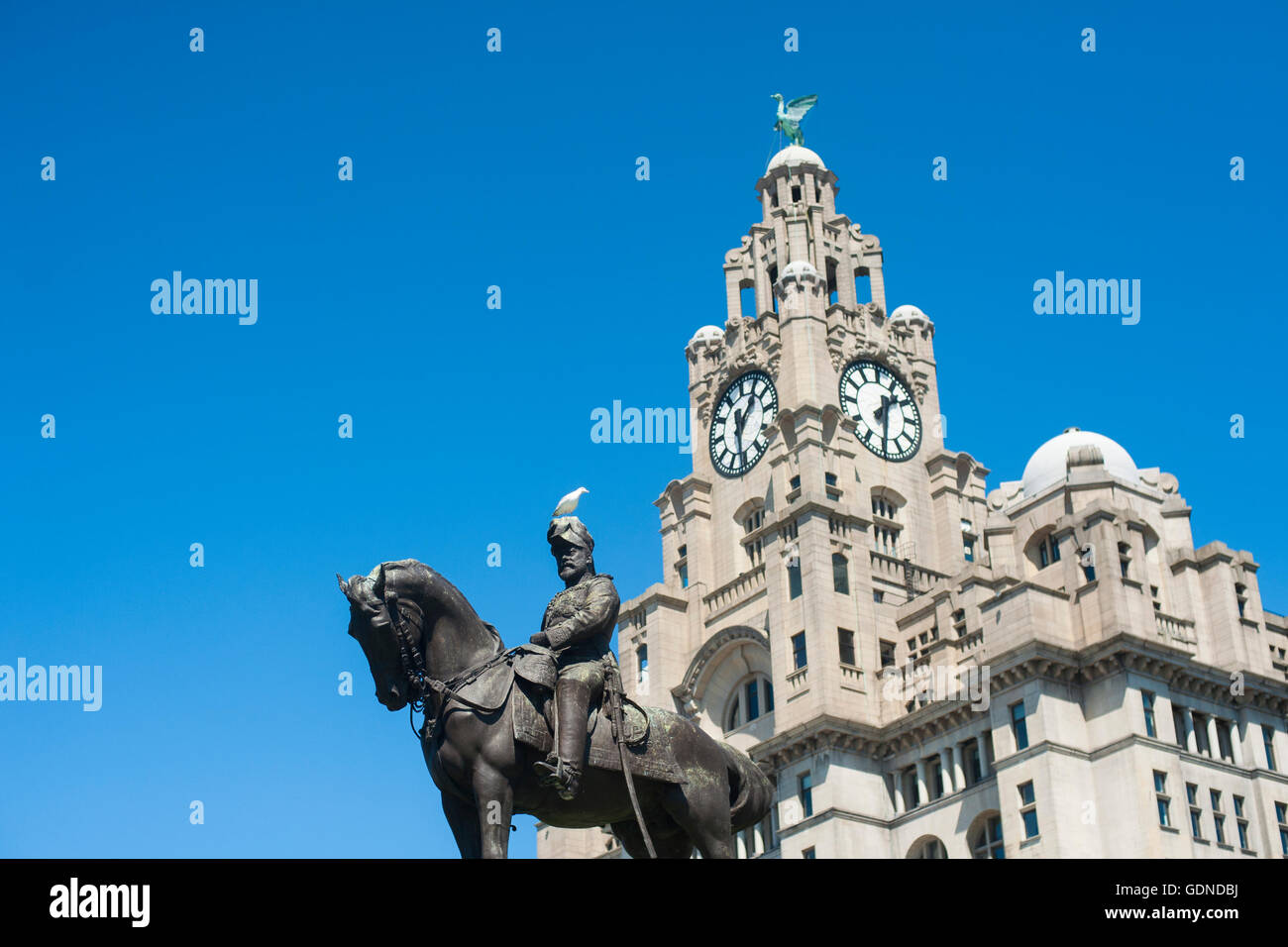 Il Liver Building a Liverpool Regno Unito con il re Edoardo VII statua in primo piano in una giornata di sole Foto Stock