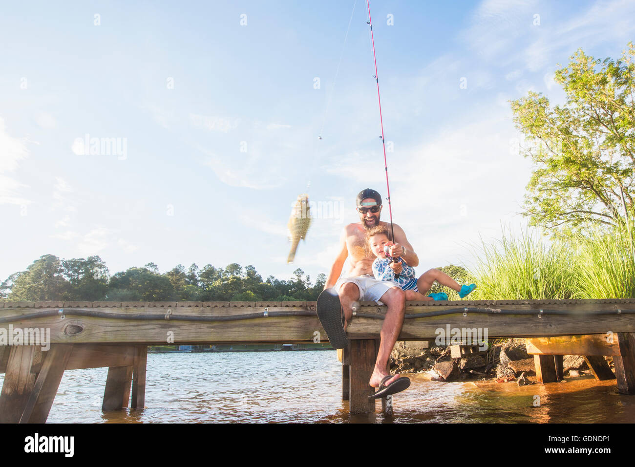Padre e figlia di pesca in lago Jackson, Atlanta, Georgia, Stati Uniti d'America Foto Stock