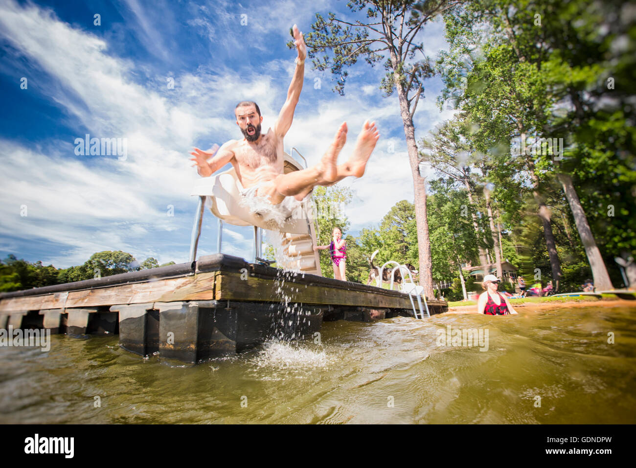 L'uomo saltando dalla slitta al lago Jackson, GEORGIA, STATI UNITI D'AMERICA Foto Stock