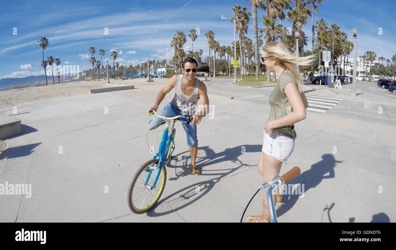 Ritratto di giovane donna in bicicletta a Venice Beach, California, Stati Uniti d'America Foto Stock
