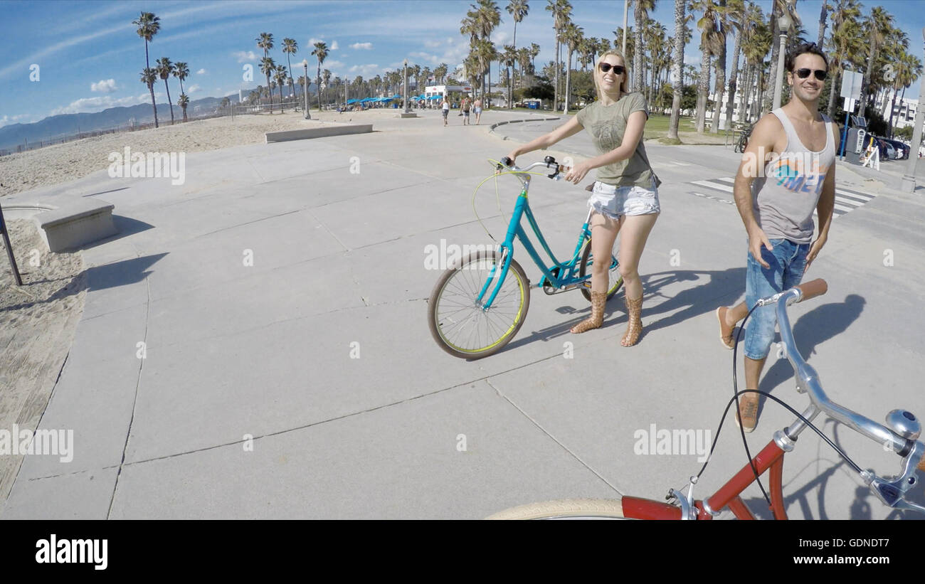 Ritratto di ciclismo giovane a Venice Beach, California, Stati Uniti d'America Foto Stock