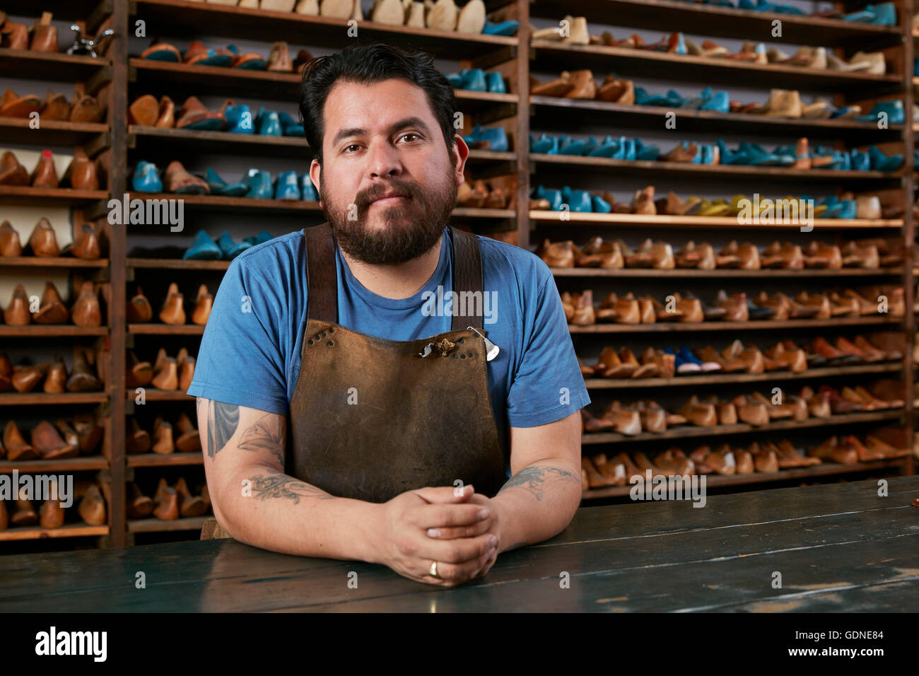 Ritratto di calzolaio maschio a scarpa tradizionale banco di negozio Foto Stock