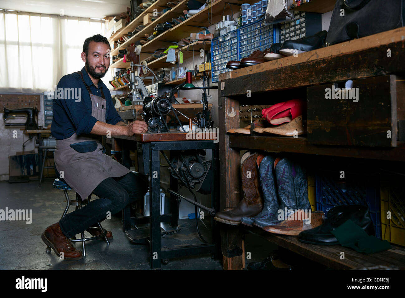 Ritratto di calzolaio maschio nella scarpa tradizionale workshop Foto Stock