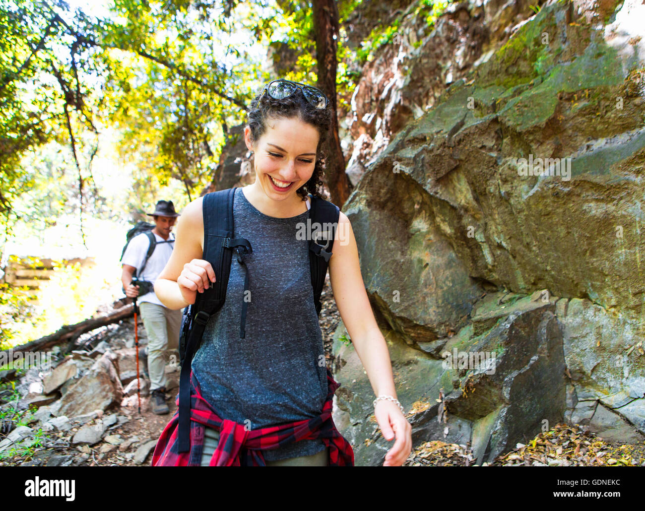 I giovani di sesso maschile e femminile escursionisti escursionismo da rocce in foresta, Arcadia, California, Stati Uniti d'America Foto Stock
