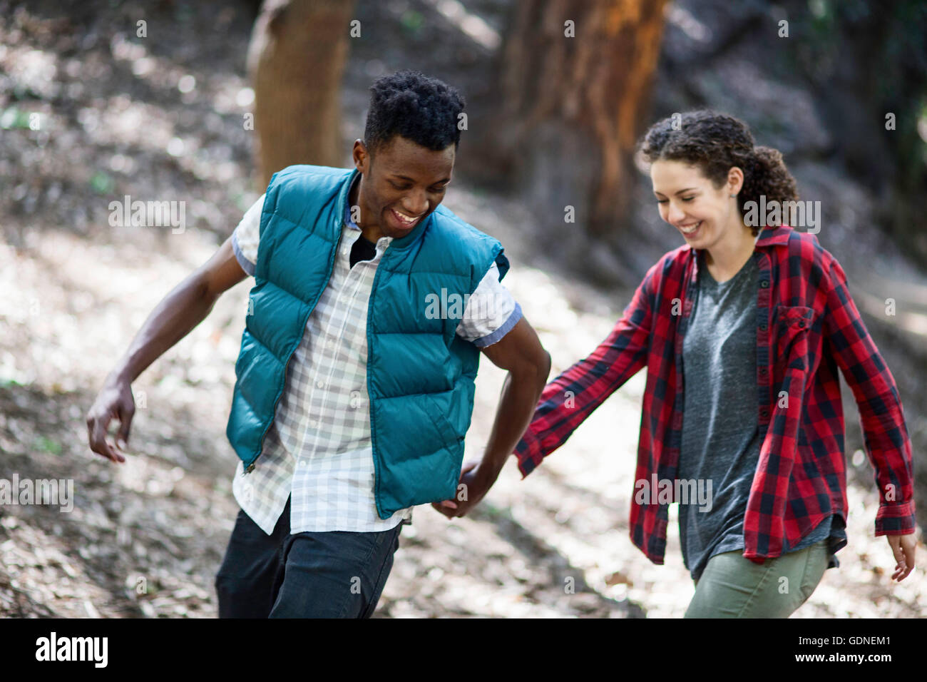 Giovani escursionismo coppia tenendo le mani mentre passeggiate in foresta, Arcadia, California, Stati Uniti d'America Foto Stock