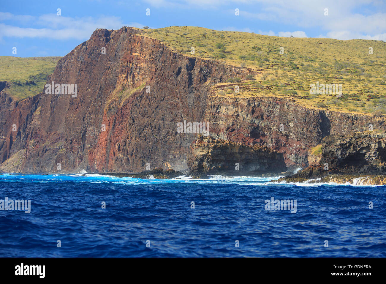 Scogliere e Riva sulla riva sud di Lanai, Hawaii, STATI UNITI D'AMERICA Foto Stock