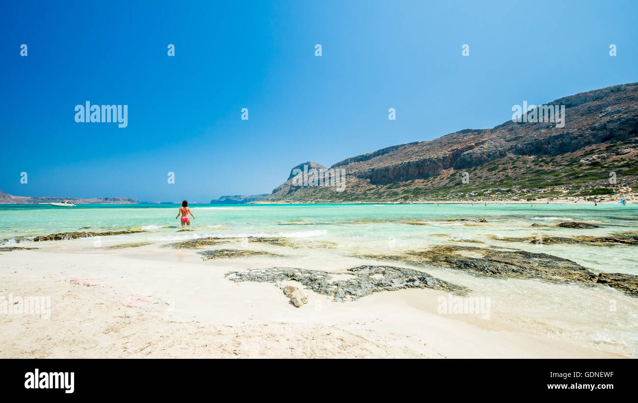 Laguna di Balos sull isola di Creta, Grecia. I turisti relax e bagno in acqua cristallina. La sabbia è rosa in alcune parti della spiaggia. Foto Stock