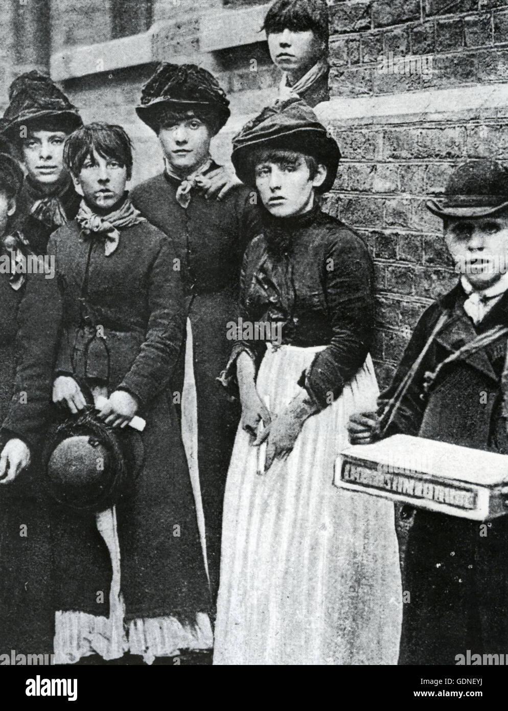 Londra MATCHGIRLS sciopero dei lavoratori in sciopero al di fuori del Bryant & maggio fabbrica in prua, East London, nel luglio 1888 Foto Stock