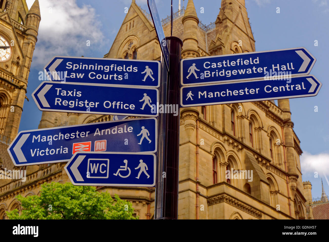 Turistico cittadino e segni di direzione a Manchester Town Hall, angolo di Albert Square e Mount Street, Manchester City Centre Foto Stock