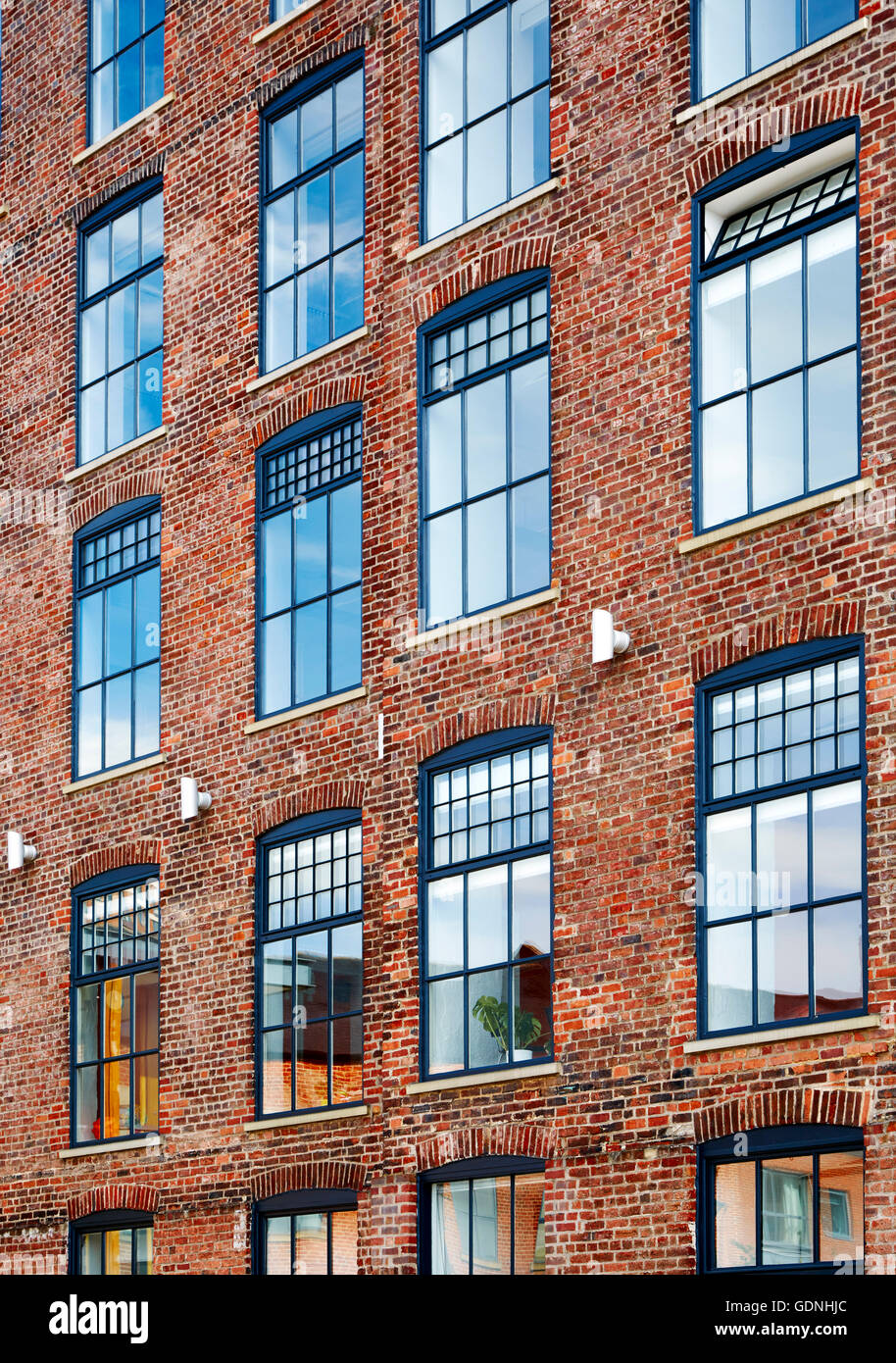 Windows e muratura in mattoni di Marshall mulini di riqualificazione immobiliare per uso misto residenziale e Foto Stock