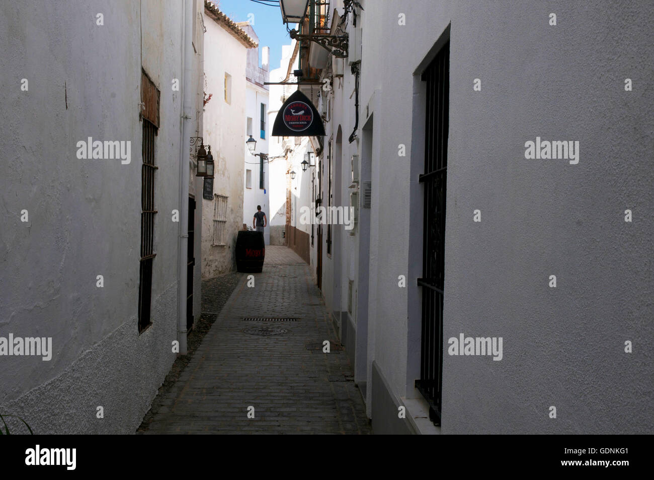 Stagliano l uomo a piedi verso il basso loschi strada. Foto Stock