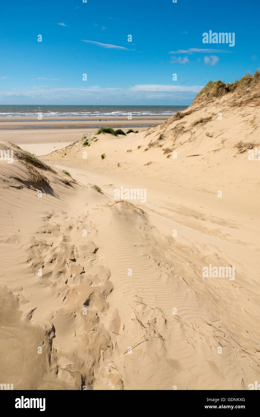 Il mare e le dune di sabbia a Formby punto sulla costa del nord-ovest Inghilterra. Una soleggiata giornata estiva al mare. Foto Stock