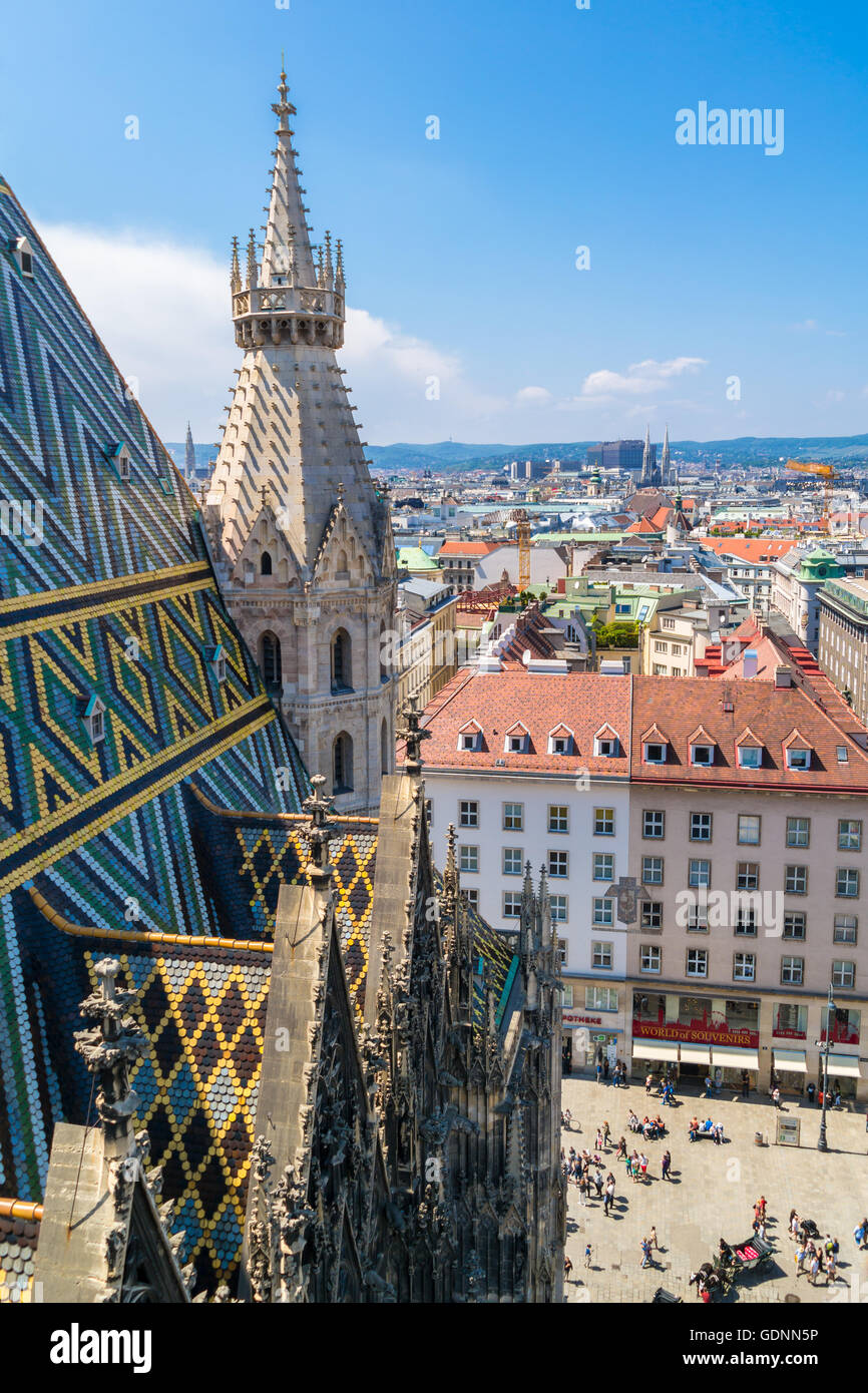 Panorama off torre nord e tegole di Stephansdom, la cattedrale di Santo Stefano a Vienna Foto Stock