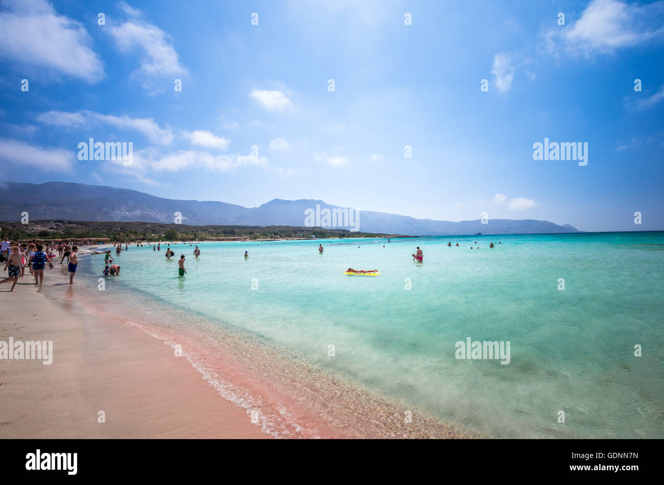 Elafonissi Laguna, Creta, Grecia. Elafonisi beach è una delle spiagge più belle d'Europa. Ci sono rosa e sabbia nera. Foto Stock