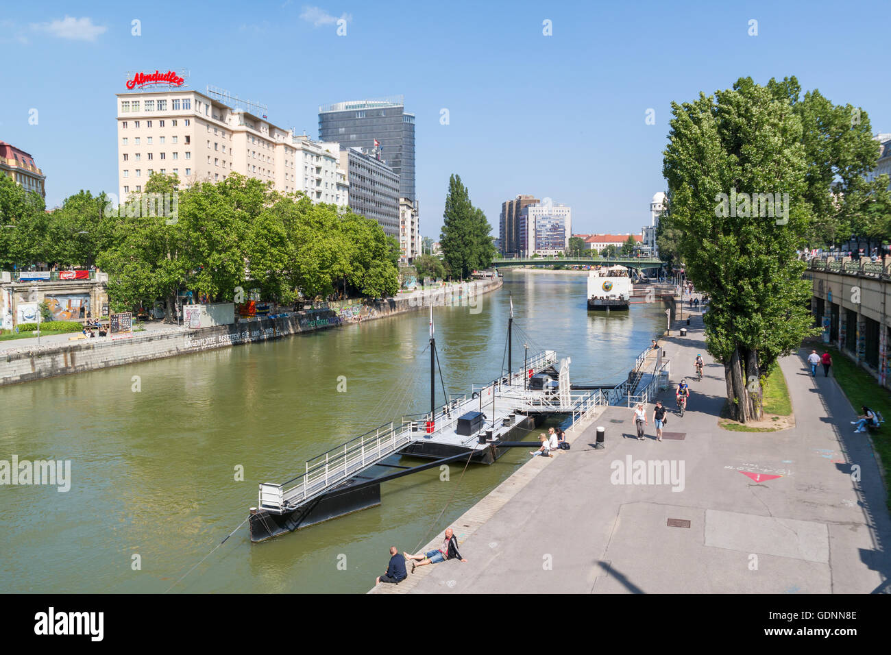 Persone sul lungomare del Piccolo Canale del Danubio nella città di Vienna, Austria Foto Stock