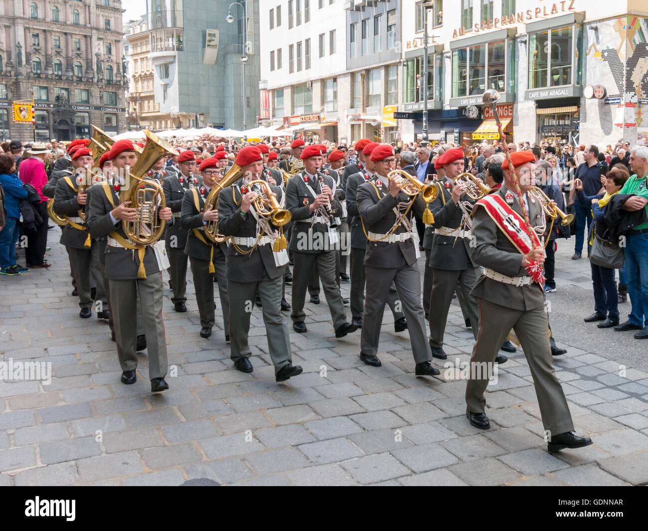 Banda di ottoni in processione in Piazza del Duomo di Santo Stefano a Vienna il Corpus Christi, vacanze Austria Foto Stock