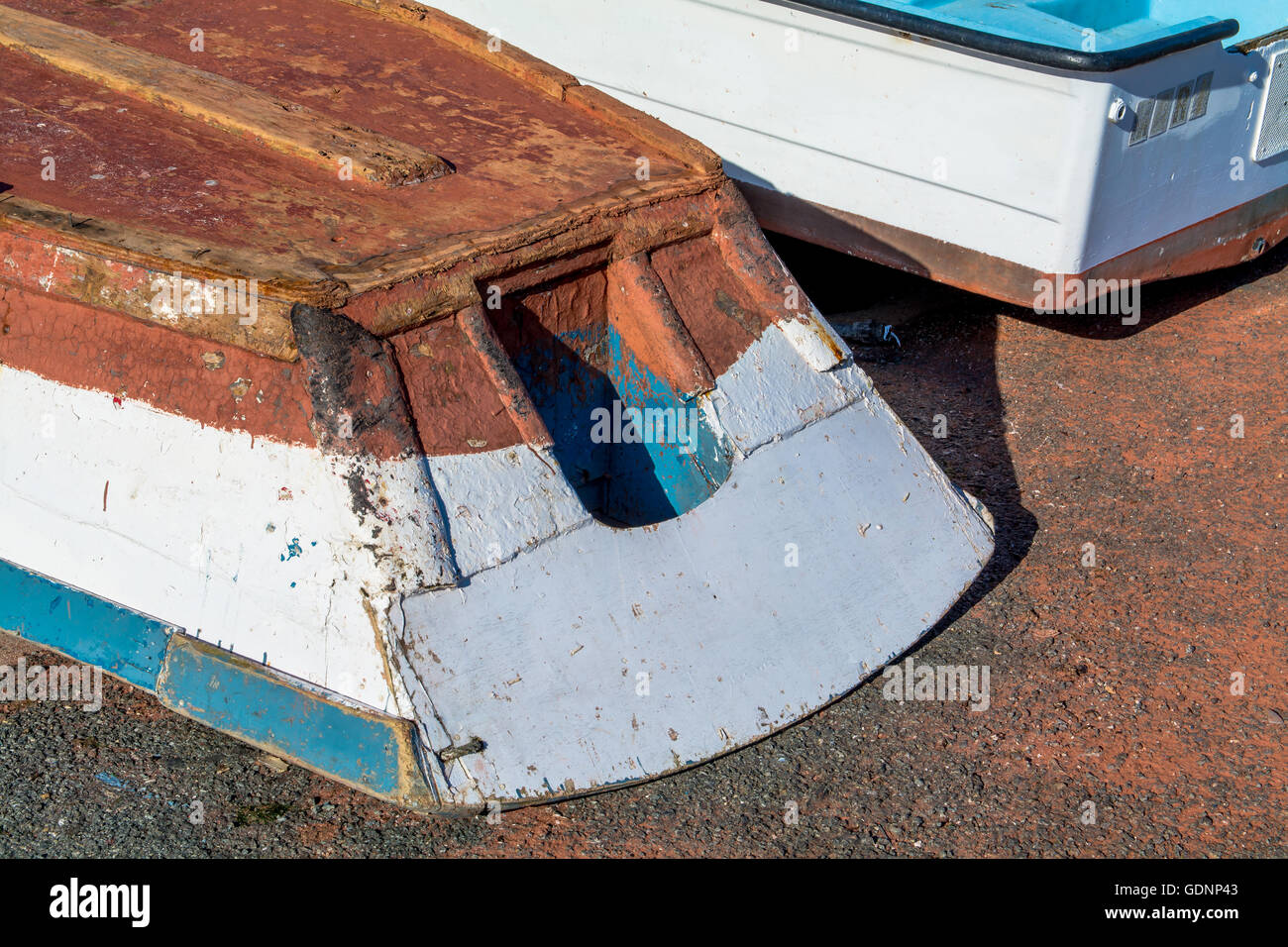 Vista ritagliata di barche ormeggiate Poppe sul porto a secco Foto Stock