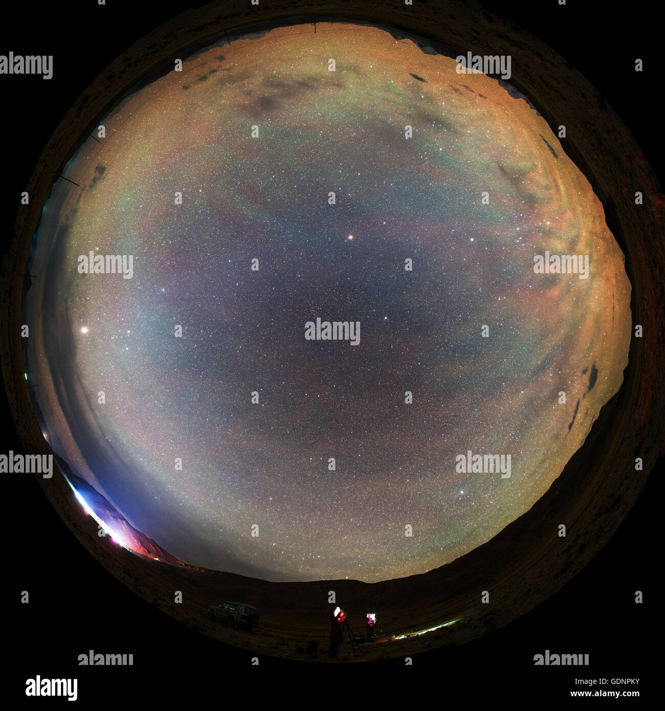 Aprile 27, 2014 - Un incredibile display di airglow nastrati che ha riempito tutto il cielo sopra altopiano del Tibet di Cina. La candela è pre Foto Stock