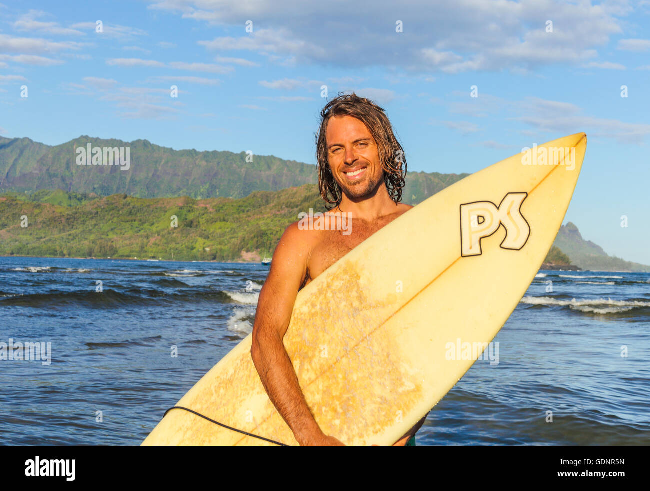 Surfer in Hanalei Bay a Kauai Foto Stock